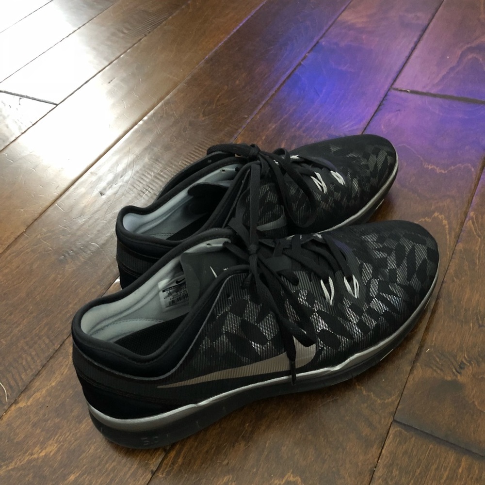 Nike women’s size 10 tennis shoes.